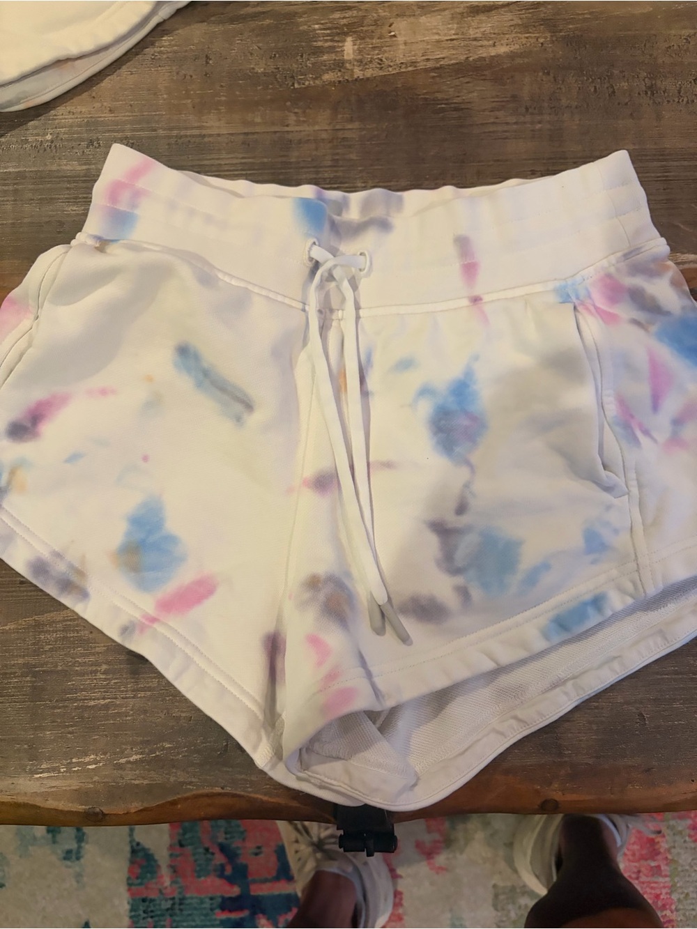 Lululemon inner glow White Tie-Dye Women’s Lounge Shorts sz 4